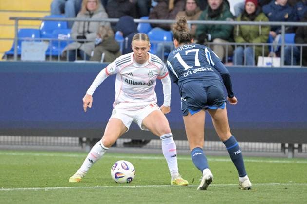Klara Buehl (FC Bayern Muenchen, 17) im Zweikampf mit Franziska Harsch (TSG 1899 Hoffenheim, 17) GER, TSG 1899 Hoffenheim vs. FC Bayern Muenchen , Fussball, Google Pixel Frauen-Bundesliga, Saison 2025 2026, 23.11.2025 DFB DFL regulations prohibit any use of photographs as image sequences and or quasi-video GER, TSG 1899 Hoffenheim vs. FC Bayern Muenchen , Fussball, Google Pixel Frauen-Bundesliga, Saison 2025 2026, 23.11.2025 Hoffenheim Copyright: xEibner-Pressefoto TobiasxBaurx EP_TBR