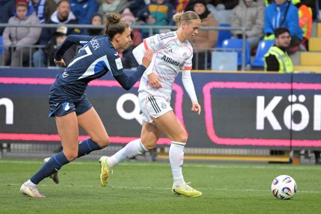 Klara Buehl (FC Bayern Muenchen, 17) im Zweikampf mit Franziska Harsch (TSG 1899 Hoffenheim, 17) GER, TSG 1899 Hoffenheim vs. FC Bayern Muenchen , Fussball, Google Pixel Frauen-Bundesliga, Saison 2025 2026, 23.11.2025 DFB DFL regulations prohibit any use of photographs as image sequences and or quasi-video GER, TSG 1899 Hoffenheim vs. FC Bayern Muenchen , Fussball, Google Pixel Frauen-Bundesliga, Saison 2025 2026, 23.11.2025 Hoffenheim Copyright: xEibner-Pressefoto TobiasxBaurx EP_TBR