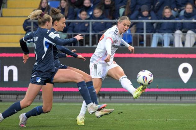 Klara Buehl (FC Bayern Muenchen, 17) im Zweikampf mit Franziska Harsch (TSG 1899 Hoffenheim, 17) und Vanessa Diehm (TSG 1899 Hoffenheim, 06) GER, TSG 1899 Hoffenheim vs. FC Bayern Muenchen , Fussball, Google Pixel Frauen-Bundesliga, Saison 2025 2026, 23.11.2025 DFB DFL regulations prohibit any use of photographs as image sequences and or quasi-video GER, TSG 1899 Hoffenheim vs. FC Bayern Muenchen , Fussball, Google Pixel Frauen-Bundesliga, Saison 2025 2026, 23.11.2025 Hoffenheim Copyright: xEibner-Pressefoto TobiasxBaurx EP_TBR