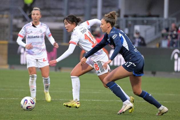 Momoko Tanikawa (FC Bayern Muenchen, 18) im Zweikampf mit Franziska Harsch (TSG 1899 Hoffenheim, 17) GER, TSG 1899 Hoffenheim vs. FC Bayern Muenchen , Fussball, Google Pixel Frauen-Bundesliga, Saison 2025 2026, 23.11.2025 DFB DFL regulations prohibit any use of photographs as image sequences and or quasi-video GER, TSG 1899 Hoffenheim vs. FC Bayern Muenchen , Fussball, Google Pixel Frauen-Bundesliga, Saison 2025 2026, 23.11.2025 Hoffenheim Copyright: xEibner-Pressefoto TobiasxBaurx EP_TBR