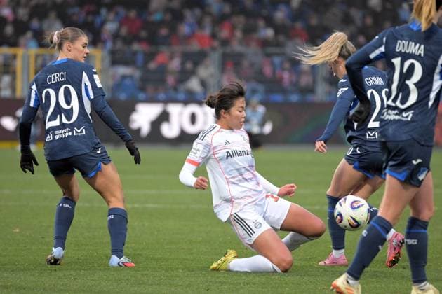 Momoko Tanikawa (FC Bayern Muenchen, 18) im Zweikampf mit Selina Cerci (TSG 1899 Hoffenheim, 29) und Janna Grimm (TSG 1899 Hoffenheim, 26) GER, TSG 1899 Hoffenheim vs. FC Bayern Muenchen , Fussball, Google Pixel Frauen-Bundesliga, Saison 2025 2026, 23.11.2025 DFB DFL regulations prohibit any use of photographs as image sequences and or quasi-video GER, TSG 1899 Hoffenheim vs. FC Bayern Muenchen , Fussball, Google Pixel Frauen-Bundesliga, Saison 2025 2026, 23.11.2025 Hoffenheim Copyright: xEibner-Pressefoto TobiasxBaurx EP_TBR