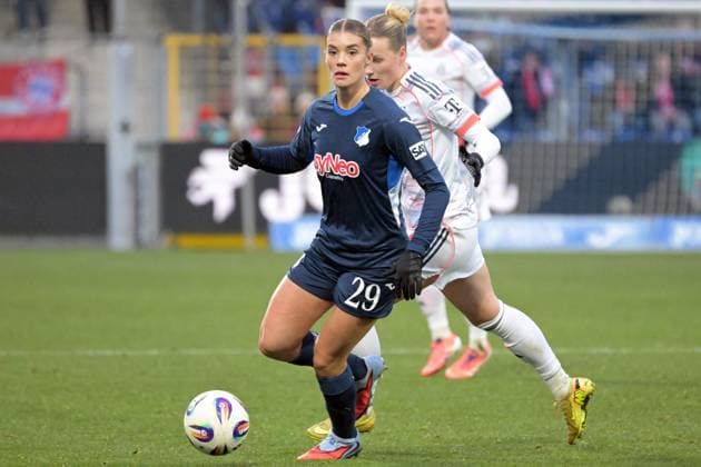 Selina Cerci (TSG 1899 Hoffenheim, 29) im Zweikampf mit Franziska Kett (FC Bayern Muenchen, 20) GER, TSG 1899 Hoffenheim vs. FC Bayern Muenchen , Fussball, Google Pixel Frauen-Bundesliga, Saison 2025 2026, 23.11.2025 DFB DFL regulations prohibit any use of photographs as image sequences and or quasi-video GER, TSG 1899 Hoffenheim vs. FC Bayern Muenchen , Fussball, Google Pixel Frauen-Bundesliga, Saison 2025 2026, 23.11.2025 Hoffenheim Copyright: xEibner-Pressefoto TobiasxBaurx EP_TBR