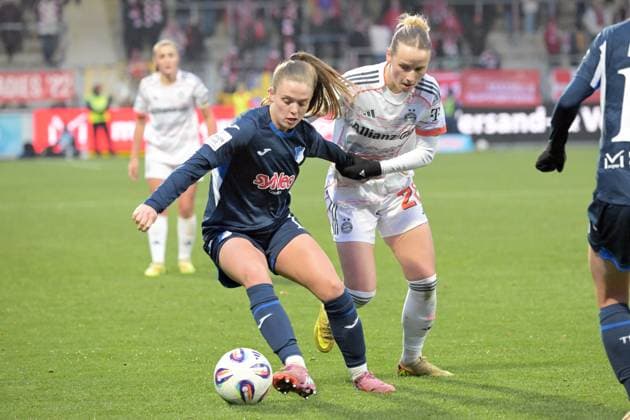 Valesca Ampoorter (TSG 1899 Hoffenheim, 18) im Zweikampf mit Franziska Kett (FC Bayern Muenchen, 20) GER, TSG 1899 Hoffenheim vs. FC Bayern Muenchen , Fussball, Google Pixel Frauen-Bundesliga, Saison 2025 2026, 23.11.2025 DFB DFL regulations prohibit any use of photographs as image sequences and or quasi-video GER, TSG 1899 Hoffenheim vs. FC Bayern Muenchen , Fussball, Google Pixel Frauen-Bundesliga, Saison 2025 2026, 23.11.2025 Hoffenheim Copyright: xEibner-Pressefoto TobiasxBaurx EP_TBR