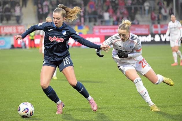 Valesca Ampoorter (TSG 1899 Hoffenheim, 18) im Zweikampf mit Franziska Kett (FC Bayern Muenchen, 20) GER, TSG 1899 Hoffenheim vs. FC Bayern Muenchen , Fussball, Google Pixel Frauen-Bundesliga, Saison 2025 2026, 23.11.2025 DFB DFL regulations prohibit any use of photographs as image sequences and or quasi-video GER, TSG 1899 Hoffenheim vs. FC Bayern Muenchen , Fussball, Google Pixel Frauen-Bundesliga, Saison 2025 2026, 23.11.2025 Hoffenheim Copyright: xEibner-Pressefoto TobiasxBaurx EP_TBR