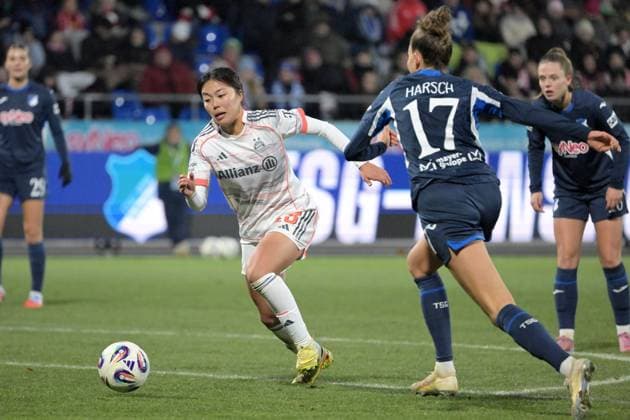 Momoko Tanikawa (FC Bayern Muenchen, 18) im Zweikampf mit Franziska Harsch (TSG 1899 Hoffenheim, 17) GER, TSG 1899 Hoffenheim vs. FC Bayern Muenchen , Fussball, Google Pixel Frauen-Bundesliga, Saison 2025 2026, 23.11.2025 DFB DFL regulations prohibit any use of photographs as image sequences and or quasi-video GER, TSG 1899 Hoffenheim vs. FC Bayern Muenchen , Fussball, Google Pixel Frauen-Bundesliga, Saison 2025 2026, 23.11.2025 Hoffenheim Copyright: xEibner-Pressefoto TobiasxBaurx EP_TBR