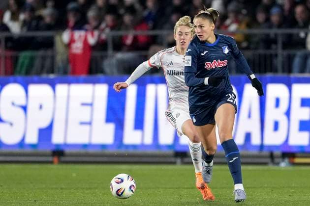 v.li.: Carolin Simon (Caro Simon, FCB, 30), Melissa Kössler (TSG, 25), Zweikampf, Spielszene, Duell, duel, tackle, tackling, Dynamik, Action, Aktion, 23.11.2025, Sinsheim (Hoffenheim) (Deutschland), Fussball, Google Pixel Frauen-Bundesliga, TSG 1899 Hoffenheim - FC Bayern München, DFB DFL REGULATIONS PROHIBIT ANY USE OF PHOTOGRAPHS AS IMAGE SEQUENCES AND OR QUASI-VIDEO.