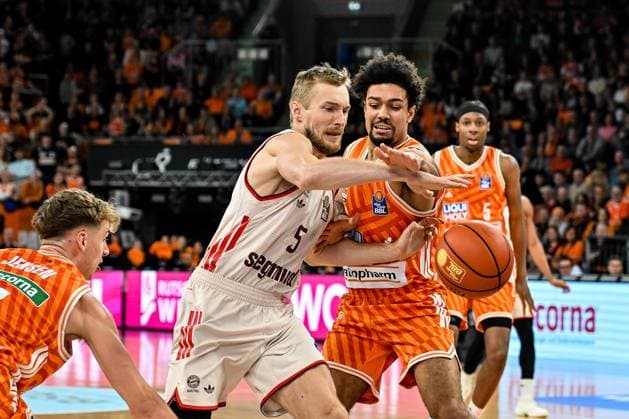 GER, BBL, ratiopharm Ulm vs FC Bayern München 23.11.2025, ratiopharm arena, Neu-Ulm, GER, BBL, ratiopharm Ulm vs FC Bayern München, im Bild Niels Giffey (Muenchen, 5), Len Schoormann (Ulm, 1)