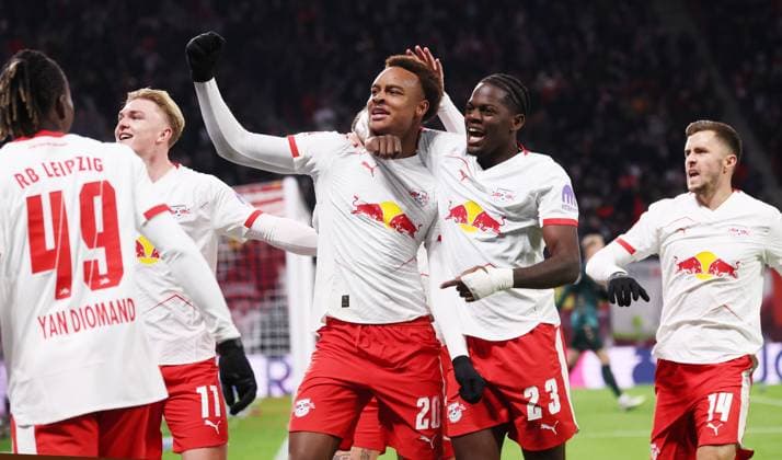 RB Leipzig - Bremen Bundesliga Leipzig, 23.11.2025, Red Bull Arena, Fußball, 1.Bundesliga, 11.Spieltag , RB Leipzig vs. SV Werder Bremen , Im Bild: Tor für RB Leipzig. Assan Ouedraogo (20, RB Leipzig) trifft zum 1:0 und jubelt mit den Teamkollegen. , Nur zur redaktionellen Nutzung. Only editorial use. , DFL DFB regulations prohibit any use of photographs as image sequences and or quasi-video. ,