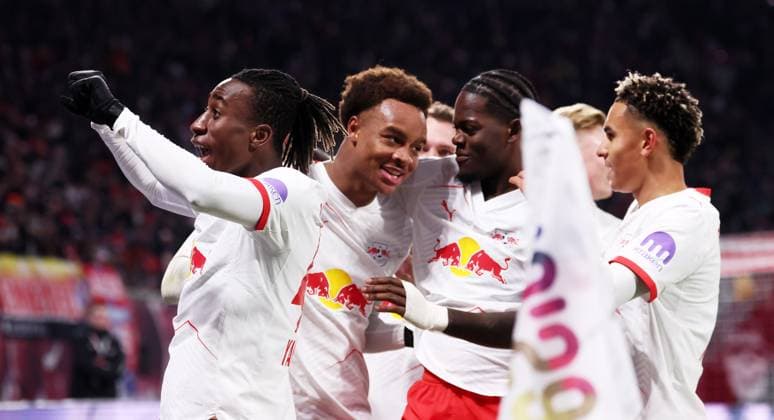 RB Leipzig - Bremen Bundesliga Leipzig, 23.11.2025, Red Bull Arena, Fußball, 1.Bundesliga, 11.Spieltag , RB Leipzig vs. SV Werder Bremen , Im Bild: Tor für RB Leipzig. Assan Ouedraogo (20, RB Leipzig) trifft zum 1:0 und jubelt mit den Teamkollegen. , Nur zur redaktionellen Nutzung. Only editorial use. , DFL DFB regulations prohibit any use of photographs as image sequences and or quasi-video. ,