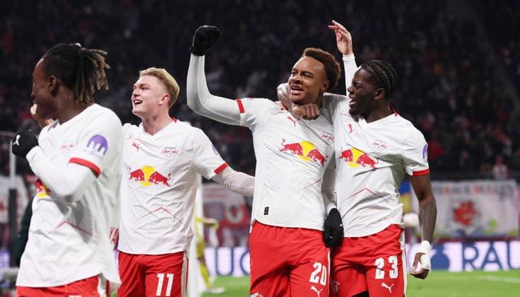 RB Leipzig - Bremen Bundesliga Leipzig, 23.11.2025, Red Bull Arena, Fußball, 1.Bundesliga, 11.Spieltag , RB Leipzig vs. SV Werder Bremen , Im Bild: Tor für RB Leipzig. Assan Ouedraogo (20, RB Leipzig) trifft zum 1:0 und jubelt mit den Teamkollegen. , Nur zur redaktionellen Nutzung. Only editorial use. , DFL DFB regulations prohibit any use of photographs as image sequences and or quasi-video. ,