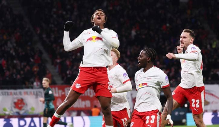 RB Leipzig - Bremen Bundesliga Leipzig, 23.11.2025, Red Bull Arena, Fußball, 1.Bundesliga, 11.Spieltag , RB Leipzig vs. SV Werder Bremen , Im Bild: Tor für RB Leipzig. Assan Ouedraogo (20, RB Leipzig) trifft zum 1:0 und jubelt mit den Teamkollegen.David Raum (22, RB Leipzig), Castello Lukeba (23, RB Leipzig). , Nur zur redaktionellen Nutzung. Only editorial use. , DFL DFB regulations prohibit any use of photographs as image sequences and or quasi-video. ,