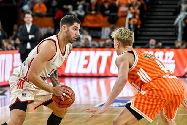 GER, BBL, ratiopharm Ulm vs FC Bayern München 23.11.2025, ratiopharm arena, Neu-Ulm, GER, BBL, ratiopharm Ulm vs FC Bayern München, im Bild Stefan Jovic (Muenchen, 16), Teo Milicic (Ulm, 44)