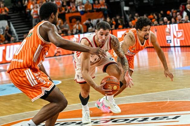 GER, BBL, ratiopharm Ulm vs FC Bayern München 23.11.2025, ratiopharm arena, Neu-Ulm, GER, BBL, ratiopharm Ulm vs FC Bayern München, im Bild Malik Osborne (Ulm, 10), Stefan Jovic (Muenchen, 16), Len Schoormann (Ulm, 1)
