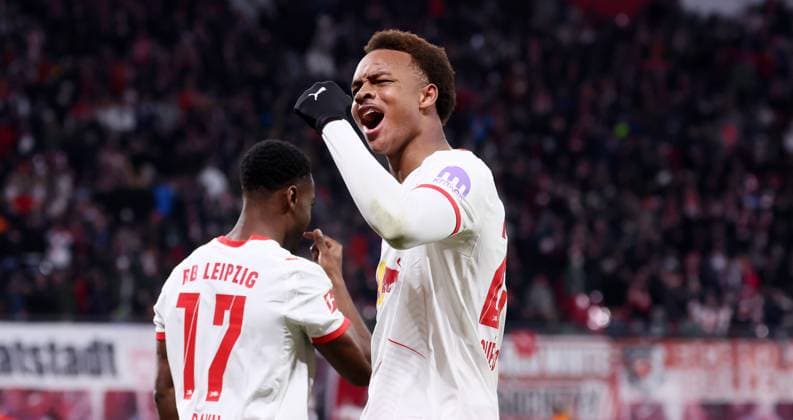 RB Leipzig - Bremen Bundesliga Leipzig, 23.11.2025, Red Bull Arena, Fußball, 1.Bundesliga, 11.Spieltag , RB Leipzig vs. SV Werder Bremen , Im Bild: Tor für RB Leipzig. Assan Ouedraogo (20, RB Leipzig) trifft zum 1:0 und jubelt mit den Teamkollegen. , Nur zur redaktionellen Nutzung. Only editorial use. , DFL DFB regulations prohibit any use of photographs as image sequences and or quasi-video. ,