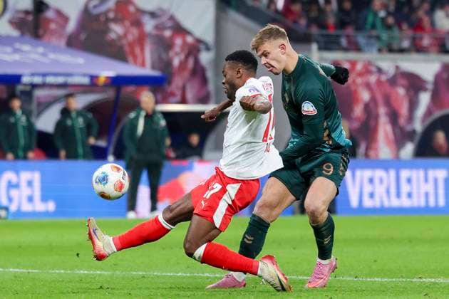 Ridle Baku (RB Leipzig) und Keke Topp (Werder Bremen) kaempfen um den Ball, Bundesliga, RB Leipzig v SV Werder Bremen, Red Bull Arena am 23. November 2025 in Leipzig, Deutschland. (Foto von Marco Steinbrenner DeFodi Images) Ridle Baku (RB Leipzig) und Keke Topp (Werder Bremen) battle for the ball, Bundesliga, RB Leipzig v SV Werder Bremen, Red Bull Arena, November 23, 2025 in Leipzig, Germany. (Photo by Marco Steinbrenner DeFodi Images) DFL regulations prohibit any use of photographs as image sequences and or quasi-video.