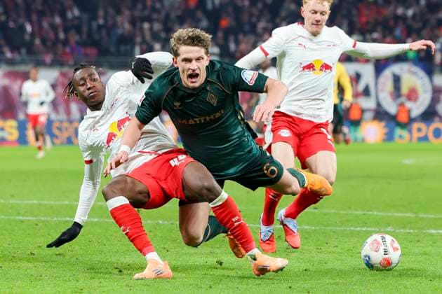 Yan Diomande (RB Leipzig) und Jens Stage (Werder Bremen) kaempfen um den Ball, Bundesliga, RB Leipzig v SV Werder Bremen, Red Bull Arena am 23. November 2025 in Leipzig, Deutschland. (Foto von Marco Steinbrenner DeFodi Images) Yan Diomande (RB Leipzig) und Jens Stage (Werder Bremen) battle for the ball, Bundesliga, RB Leipzig v SV Werder Bremen, Red Bull Arena, November 23, 2025 in Leipzig, Germany. (Photo by Marco Steinbrenner DeFodi Images) DFL regulations prohibit any use of photographs as image sequences and or quasi-video.