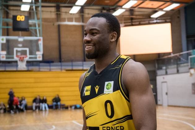 Maxwell Dongmo Temoka (Porsche BBA, 00) - Freude, Jubel, Laecheln GER, Porsche BBA Ludwigsburg - CATL Basketball Loewen Erfurt, 2. Barmer Basketball Bundesliga, ProB Sued, Saison 2025 2026, 23.11.2025 GER, Porsche BBA Ludwigsburg - CATL Basketball Loewen Erfurt, 2. Barmer Basketball Bundesliga, ProB Sued, Saison 2025 2026, 23.11.2025 Ludwigsburg Copyright: xSandyxDinkelackerx EP_EER