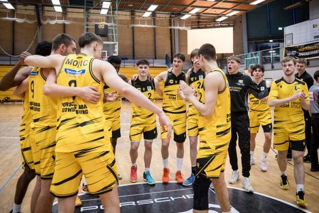 Team der Porsche BBA Ludwigsburg freut sich nach Heimsieg, Teamkreis GER, Porsche BBA Ludwigsburg - CATL Basketball Loewen Erfurt, 2. Barmer Basketball Bundesliga, ProB Sued, Saison 2025 2026, 23.11.2025 GER, Porsche BBA Ludwigsburg - CATL Basketball Loewen Erfurt, 2. Barmer Basketball Bundesliga, ProB Sued, Saison 2025 2026, 23.11.2025 Ludwigsburg Copyright: xSandyxDinkelackerx EP_EER