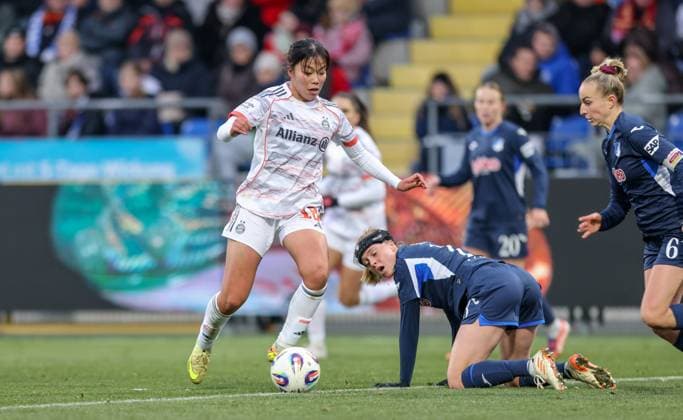 DEU, Hoffenheim, TSG Hoffenheim vs FC Bayern München, Google Pixel Bundesliga, DFB, Saison 2526, Dietmar-Hopp-Stadion, 11. Spieltag, im Bild v.l.n.r: Momoko Tanikawa (Bayern München 18), Wiëlle Douma (Hoffenheim 13) DFB DFL REGULATIONS PROHIBIT ANY USE OF PHOTOGRAPHS AS IMAGE SEQUENCES AND OR QUASI-VIDEO, 23.11.2025, Copyright: HMBxMedia HendrikxHamelau