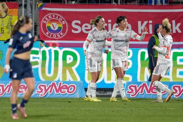 v.li.: Barbara Dunst (FCB, 28), Torschützin Momoko Tanikawa (FCB, 18), Linda Dallmann (FCB, 10), Spielerinnen vom FC Bayern München, jubeln über das Tor zum 1:4, Jubel, Torjubel, Torerfolg, celebrate the goal, goal, celebration, jubelt ueber das Tor, Freuen, Freude, freut sich, optimistisch, positiv, Spielszene, Highlight, Action, Aktion, 23.11.2025, Sinsheim (Hoffenheim) (Deutschland), Fussball, Google Pixel Frauen-Bundesliga, TSG 1899 Hoffenheim - FC Bayern München, DFB DFL REGULATIONS PROHIBIT ANY USE OF PHOTOGRAPHS AS IMAGE SEQUENCES AND OR QUASI-VIDEO.