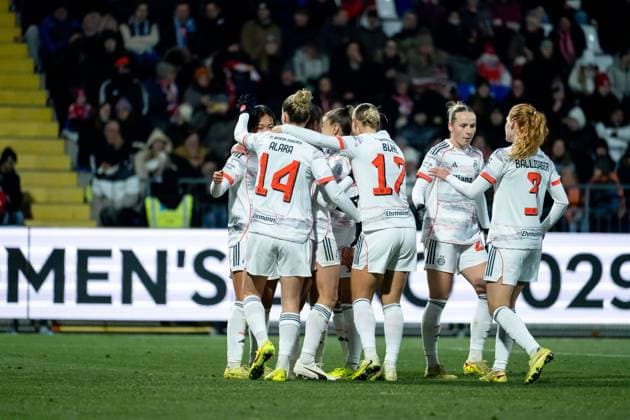 Alara Sehitler (FC Bayern Muenchen, 14), Klara Buehl (FC Bayern Muenchen, 17), Franziska Kett (FC Bayern Muenchen, 20), Stine Ballisager (FC Bayern Muenchen, 03) und Team jubeln ueber das Tor zum 1:3, GER, TSG 1899 Hoffenheim vs FC Bayern Muenchen, Fussball Google Pixel Frauen Bundesliga, 11. Spieltag, Saison 2025 2026, 23.11.2025 DFB regulations prohibit any use of photographs as image sequences and or quasi-video GER, TSG 1899 Hoffenheim vs FC Bayern Muenchen, Fussball Google Pixel Frauen Bundesliga, 11. Spieltag, Saison 2025 2026, 23.11.2025 Hoffenheim Copyright: xEibner-Pressefoto Memmlerx EP_MMR