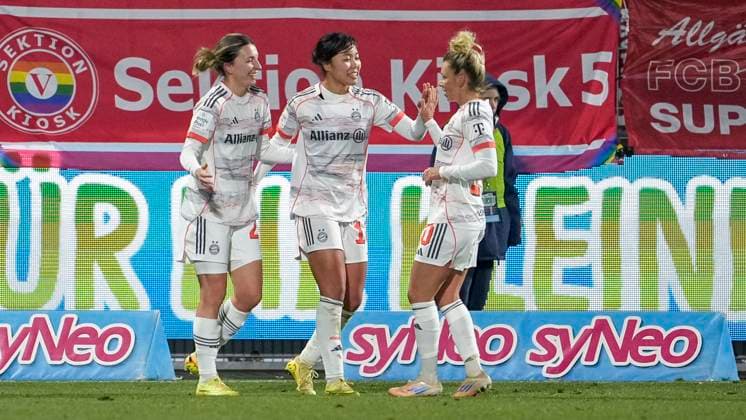 v.li.: Barbara Dunst (FCB, 28), Torschützin Momoko Tanikawa (FCB, 18), Linda Dallmann (FCB, 10), Spielerinnen vom FC Bayern München, jubeln über das Tor zum 1:4, Jubel, Torjubel, Torerfolg, celebrate the goal, goal, celebration, jubelt ueber das Tor, Freuen, Freude, freut sich, optimistisch, positiv, Spielszene, Highlight, Action, Aktion, 23.11.2025, Sinsheim (Hoffenheim) (Deutschland), Fussball, Google Pixel Frauen-Bundesliga, TSG 1899 Hoffenheim - FC Bayern München, DFB DFL REGULATIONS PROHIBIT ANY USE OF PHOTOGRAPHS AS IMAGE SEQUENCES AND OR QUASI-VIDEO.