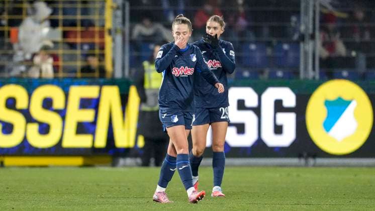 v.li.: Valesca Ampoorter (TSG, 18), Selina Cerci (TSG, 29), Spielerinnen der TSG 1899 Hoffenheim, enttäuscht schauend, Enttäuschung, Frustration, disappointed, pessimistisch, nach dem Gegentor zum 1:4, Action, Aktion, Spielszene, 23.11.2025, Sinsheim (Hoffenheim) (Deutschland), Fussball, Google Pixel Frauen-Bundesliga, TSG 1899 Hoffenheim - FC Bayern München, DFB DFL REGULATIONS PROHIBIT ANY USE OF PHOTOGRAPHS AS IMAGE SEQUENCES AND OR QUASI-VIDEO.