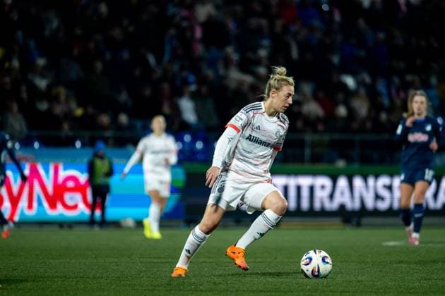 Carolin Simon (FC Bayern Muenchen, 30) am Ball, GER, TSG 1899 Hoffenheim vs FC Bayern Muenchen, Fussball Google Pixel Frauen Bundesliga, 11. Spieltag, Saison 2025 2026, 23.11.2025 DFB regulations prohibit any use of photographs as image sequences and or quasi-video GER, TSG 1899 Hoffenheim vs FC Bayern Muenchen, Fussball Google Pixel Frauen Bundesliga, 11. Spieltag, Saison 2025 2026, 23.11.2025 Hoffenheim Copyright: xEibner-Pressefoto Memmlerx EP_MMR