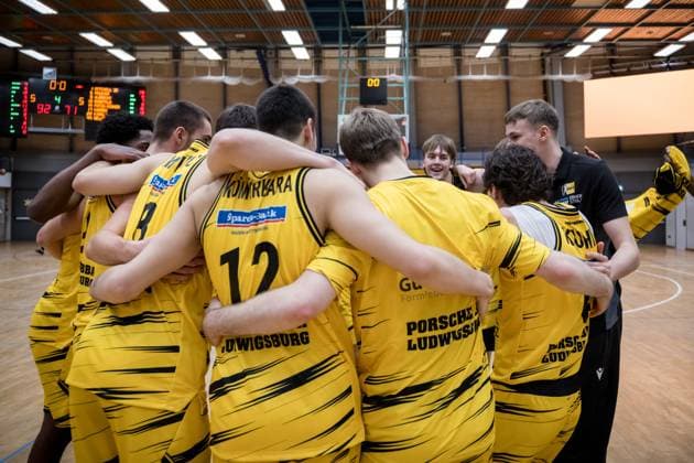 Team der Porsche BBA Ludwigsburg freut sich nach Heimsieg, Teamkreis GER, Porsche BBA Ludwigsburg - CATL Basketball Loewen Erfurt, 2. Barmer Basketball Bundesliga, ProB Sued, Saison 2025 2026, 23.11.2025 GER, Porsche BBA Ludwigsburg - CATL Basketball Loewen Erfurt, 2. Barmer Basketball Bundesliga, ProB Sued, Saison 2025 2026, 23.11.2025 Ludwigsburg Copyright: xSandyxDinkelackerx EP_EER