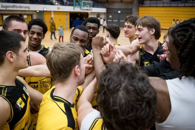 Team der Porsche BBA Ludwigsburg - Freude, Jubel, Teamkreis, Teamspirit, Teamkreis GER, Porsche BBA Ludwigsburg - CATL Basketball Loewen Erfurt, 2. Barmer Basketball Bundesliga, ProB Sued, Saison 2025 2026, 23.11.2025 GER, Porsche BBA Ludwigsburg - CATL Basketball Loewen Erfurt, 2. Barmer Basketball Bundesliga, ProB Sued, Saison 2025 2026, 23.11.2025 Ludwigsburg Copyright: xSandyxDinkelackerx EP_EER