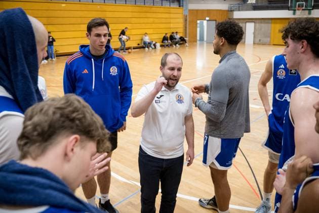 Florian Gut (CATL Basketball Loewen Erfurt, Head Coach) - sichtlich unzufrieden mit Teamleitung GER, Porsche BBA Ludwigsburg - CATL Basketball Loewen Erfurt, 2. Barmer Basketball Bundesliga, ProB Sued, Saison 2025 2026, 23.11.2025 GER, Porsche BBA Ludwigsburg - CATL Basketball Loewen Erfurt, 2. Barmer Basketball Bundesliga, ProB Sued, Saison 2025 2026, 23.11.2025 Ludwigsburg Copyright: xSandyxDinkelackerx EP_EER