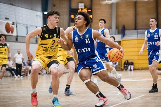 Jeremie Fotso-Sighom (CATL Basketball Loewen Erfurt, 14) vs. Lars Danziger (Porsche BBA, 02) GER, Porsche BBA Ludwigsburg - CATL Basketball Loewen Erfurt, 2. Barmer Basketball Bundesliga, ProB Sued, Saison 2025 2026, 23.11.2025 GER, Porsche BBA Ludwigsburg - CATL Basketball Loewen Erfurt, 2. Barmer Basketball Bundesliga, ProB Sued, Saison 2025 2026, 23.11.2025 Ludwigsburg Copyright: xSandyxDinkelackerx EP_EER