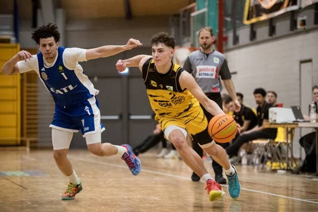 Lars Danziger (Porsche BBA, 02) vs. Michael Tyrone Mitchell (CATL Basketball Loewen Erfurt, 01) GER, Porsche BBA Ludwigsburg - CATL Basketball Loewen Erfurt, 2. Barmer Basketball Bundesliga, ProB Sued, Saison 2025 2026, 23.11.2025 GER, Porsche BBA Ludwigsburg - CATL Basketball Loewen Erfurt, 2. Barmer Basketball Bundesliga, ProB Sued, Saison 2025 2026, 23.11.2025 Ludwigsburg Copyright: xSandyxDinkelackerx EP_EER