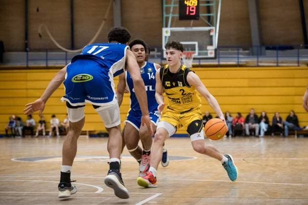 Lars Danziger (Porsche BBA, 02) vs. Noah Kamdem (CATL Basketball Loewen Erfurt, 17) und Jeremie Fotso-Sighom (CATL Basketball Loewen Erfurt, 14) GER, Porsche BBA Ludwigsburg - CATL Basketball Loewen Erfurt, 2. Barmer Basketball Bundesliga, ProB Sued, Saison 2025 2026, 23.11.2025 GER, Porsche BBA Ludwigsburg - CATL Basketball Loewen Erfurt, 2. Barmer Basketball Bundesliga, ProB Sued, Saison 2025 2026, 23.11.2025 Ludwigsburg Copyright: xSandyxDinkelackerx EP_EER