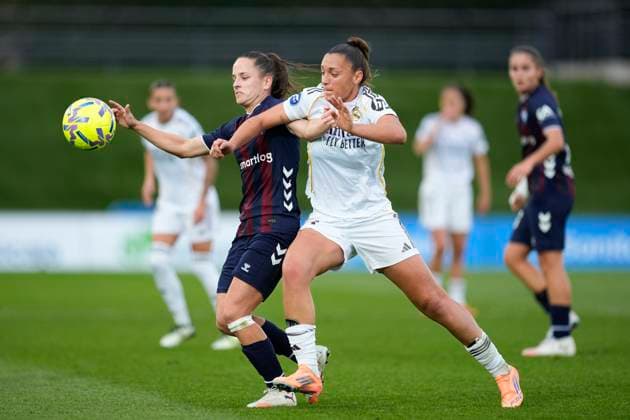 November 23, 2025, Valdebebas, Madrid, Spain: Arene Altonaga Etxebarria of SD Eibar and Iris Ashley Santiago Garrido of Real Madrid CF in action during the Spanish Women League, Liga F Moeve, football match played between Real Madrid and SD Eibar at Alfredo Di Stefano stadium on November 23, 2025, in Valdebebas, Madrid, Spain. Valdebebas Spain - ZUMAa181 20251123_zaa_a181_112 Copyright: xOscarxJ.xBarrosox