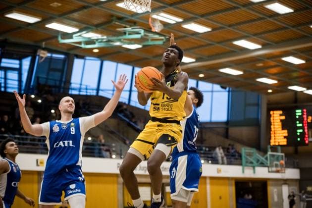 Kenan Youdom (Porsche BBA, 13) zieht mit Spielball zum Korb, li. Paul Albrecht (CATL Basketball Loewen Erfurt, 09) hat das Nachsehen GER, Porsche BBA Ludwigsburg - CATL Basketball Loewen Erfurt, 2. Barmer Basketball Bundesliga, ProB Sued, Saison 2025 2026, 23.11.2025 GER, Porsche BBA Ludwigsburg - CATL Basketball Loewen Erfurt, 2. Barmer Basketball Bundesliga, ProB Sued, Saison 2025 2026, 23.11.2025 Ludwigsburg Copyright: xSandyxDinkelackerx EP_EER