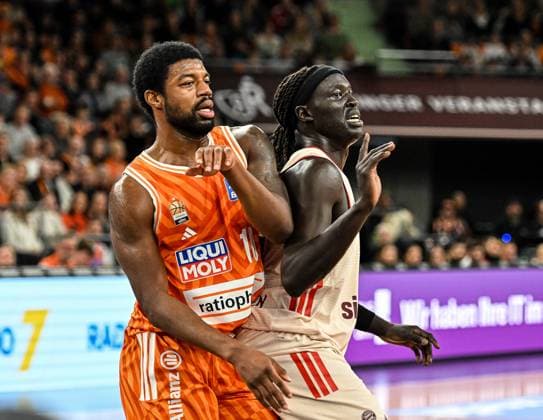 GER, BBL, ratiopharm Ulm vs FC Bayern München 23.11.2025, ratiopharm arena, Neu-Ulm, GER, BBL, ratiopharm Ulm vs FC Bayern München, im Bild Malik Osborne (Ulm, 10), Wenyen Gabriel (Muenchen, 32)