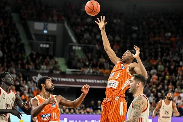 GER, BBL, ratiopharm Ulm vs FC Bayern München 23.11.2025, ratiopharm arena, Neu-Ulm, GER, BBL, ratiopharm Ulm vs FC Bayern München, im Bild Malik Osborne (Ulm, 10), Mohamed Diakite (Ulm, 5)