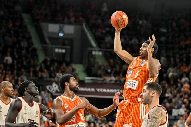 GER, BBL, ratiopharm Ulm vs FC Bayern München 23.11.2025, ratiopharm arena, Neu-Ulm, GER, BBL, ratiopharm Ulm vs FC Bayern München, im Bild Wenyen Gabriel (Muenchen, 32), Malik Osborne (Ulm, 10), Mohamed Diakite (Ulm, 5)
