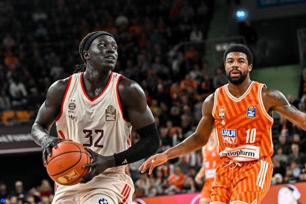 GER, BBL, ratiopharm Ulm vs FC Bayern München 23.11.2025, ratiopharm arena, Neu-Ulm, GER, BBL, ratiopharm Ulm vs FC Bayern München, im Bild Wenyen Gabriel (Muenchen, 32), Malik Osborne (Ulm, 10)