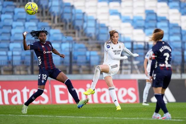 November 23, 2025, Valdebebas, Madrid, Spain: Caroline Elspeth Lillias Weir of Real Madrid CF shoots for goal during the Spanish Women League, Liga F Moeve, football match played between Real Madrid and SD Eibar at Alfredo Di Stefano stadium on November 23, 2025, in Valdebebas, Madrid, Spain. Valdebebas Spain - ZUMAa181 20251123_zaa_a181_119 Copyright: xOscarxJ.xBarrosox