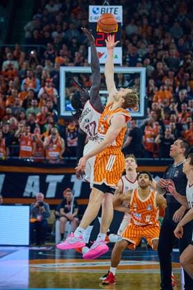 Tip-Off Wenyen Gabriel (FC Bayern, 32) und Christian Sengfelder (ratiopharm ulm, 43) GER, ratiopharm ulm vs. FC Bayern, Basketball, 8. Spieltag, EasyCredit Bundesliga, Spielzeit 2025 2026, 23.11.2025 GER, ratiopharm ulm vs. FC Bayern, Basketball, 8. Spieltag, EasyCredit Bundesliga, Spielzeit 2025 2026, 23.11.2025 Neu-Ulm Copyright: xEibner-Pressefoto GeraldxOelze-dexStoppanyx EP_ODS
