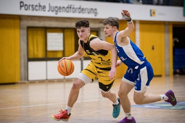 Lars Danziger (Porsche BBA, 02) vs. Luca Foerster (CATL Basketball Loewen Erfurt, 05) GER, Porsche BBA Ludwigsburg - CATL Basketball Loewen Erfurt, 2. Barmer Basketball Bundesliga, ProB Sued, Saison 2025 2026, 23.11.2025 GER, Porsche BBA Ludwigsburg - CATL Basketball Loewen Erfurt, 2. Barmer Basketball Bundesliga, ProB Sued, Saison 2025 2026, 23.11.2025 Ludwigsburg Copyright: xSandyxDinkelackerx EP_EER