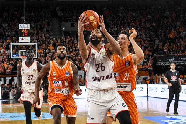 GER, BBL, ratiopharm Ulm vs FC Bayern München 23.11.2025, ratiopharm arena, Neu-Ulm, GER, BBL, ratiopharm Ulm vs FC Bayern München, im Bild Malik Osborne (Ulm, 10), Spencer Dinwiddie (Muenchen, 26), Alec Anigbata (Ulm, 21)