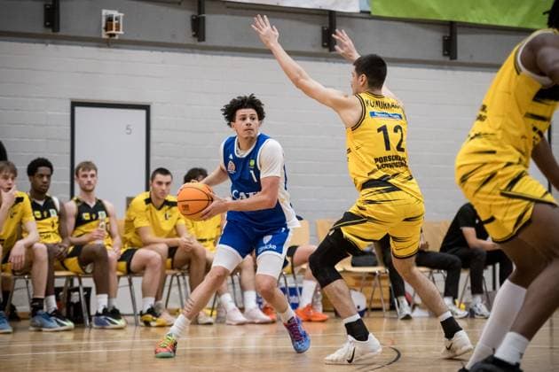 Michael Tyrone Mitchell (CATL Basketball Loewen Erfurt, 01) vs. Abdulhay Koemuerkara (Porsche BBA, 12) GER, Porsche BBA Ludwigsburg - CATL Basketball Loewen Erfurt, 2. Barmer Basketball Bundesliga, ProB Sued, Saison 2025 2026, 23.11.2025 GER, Porsche BBA Ludwigsburg - CATL Basketball Loewen Erfurt, 2. Barmer Basketball Bundesliga, ProB Sued, Saison 2025 2026, 23.11.2025 Ludwigsburg Copyright: xSandyxDinkelackerx EP_EER