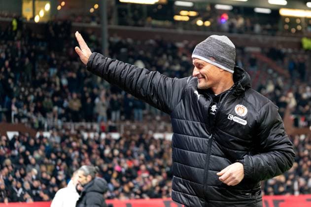 Alexander Blessin (FC St. Pauli, Trainer), GER, FC St. Pauli vs. 1. FC Union Berlin, Fussball, Bundesliga, Spieltag 11, Saison 2025 2026, 23.11.2025 DFL REGULATIONS PROHIBIT ANY USE OF PHOTOGRAPHS AS IMAGE SEQUENCES AND OR QUASI-VIDEO GER, FC St. Pauli vs. 1. FC Union Berlin, Fussball, Bundesliga, Spieltag 11, Saison 2025 2026, 23.11.2025 Hamburg Copyright: xEibner-Pressefoto MaxxVincenx EP_MVN