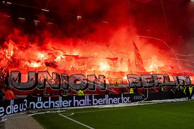 Union Berlin Pyrotechnik Bengalo Fans Ultras, GER, FC St. Pauli vs. 1. FC Union Berlin, Fussball, Bundesliga, Spieltag 11, Saison 2025 2026, 23.11.2025 DFL REGULATIONS PROHIBIT ANY USE OF PHOTOGRAPHS AS IMAGE SEQUENCES AND OR QUASI-VIDEO GER, FC St. Pauli vs. 1. FC Union Berlin, Fussball, Bundesliga, Spieltag 11, Saison 2025 2026, 23.11.2025 Hamburg Copyright: xEibner-Pressefoto MaxxVincenx EP_MVN