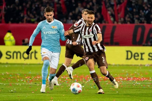 Karol Mets (FC St. Pauli, 03) im Zweikampf, Kampf um den Ball mit Andrej Ilic (1. FC Union Berlin, 23), GER, FC St. Pauli vs. 1. FC Union Berlin, Fussball, Bundesliga, Spieltag 11, Saison 2025 2026, 23.11.2025 DFL REGULATIONS PROHIBIT ANY USE OF PHOTOGRAPHS AS IMAGE SEQUENCES AND OR QUASI-VIDEO GER, FC St. Pauli vs. 1. FC Union Berlin, Fussball, Bundesliga, Spieltag 11, Saison 2025 2026, 23.11.2025 Hamburg Copyright: xEibner-Pressefoto MaxxVincenx EP_MVN