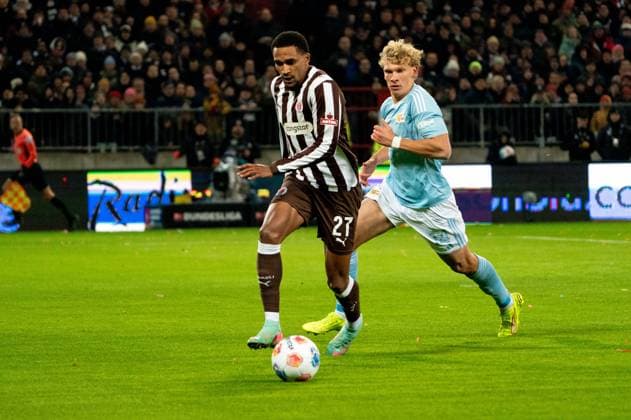 Andreas Hountondji (FC St. Pauli, 27) im Dribbling gegen Leopold Querfeld (1. FC Union Berlin, 14), GER, FC St. Pauli vs. 1. FC Union Berlin, Fussball, Bundesliga, Spieltag 11, Saison 2025 2026, 23.11.2025 DFL REGULATIONS PROHIBIT ANY USE OF PHOTOGRAPHS AS IMAGE SEQUENCES AND OR QUASI-VIDEO GER, FC St. Pauli vs. 1. FC Union Berlin, Fussball, Bundesliga, Spieltag 11, Saison 2025 2026, 23.11.2025 Hamburg Copyright: xEibner-Pressefoto MaxxVincenx EP_MVN