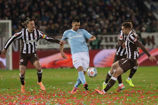 GER, Hamburg, Fussball, DFL, FC St. Pauli vs 1.FC Union Berlin, im Millerntor Stadion , 23.11.2025 , v.l. Jackson Irvine (FC St. Pauli ,7 ) , Rani Khedira (1.FC Union Berlin ,8) , James Sands (FC St. Pauli ,6 ) DFL regulations prohibit any use of photographs as image sequences and or quasi-video. Copyright: HMBxMedia FernandoxSoares